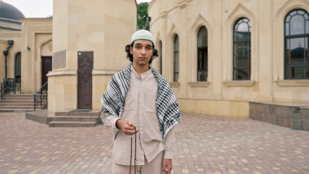 Seorang Pria Dari Arab Penampilan Dalam Pakaian Nasional Dengan Rosario — Stok Video