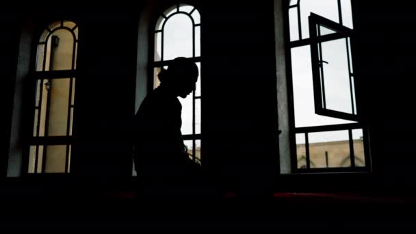 Silueta Sacerdote Árabe Que Encuentra Una Mezquita Con Ropa Nacional — Vídeo de stock