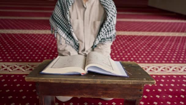 Islamska Koncepcja Modlitwy Muzułmanin Uważnie Studiuje Święty Koran Modli Się — Wideo stockowe