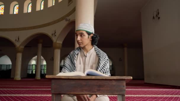 伊斯兰教义一名穆斯林男子在清真寺仔细研读 古兰经 并向真主祈祷 — 图库视频影像