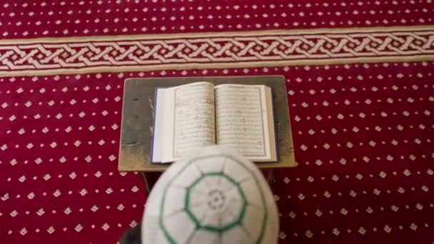 孤独なムスリム男性がラマダン期間中に魂を癒すためにモスクで聖クルアーンを読み返す様子 — ストック動画