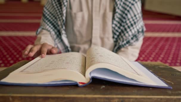 Concepto Oración Islámica Hombre Musulmán Estudia Cuidadosamente Sagrado Corán Reza — Vídeo de stock