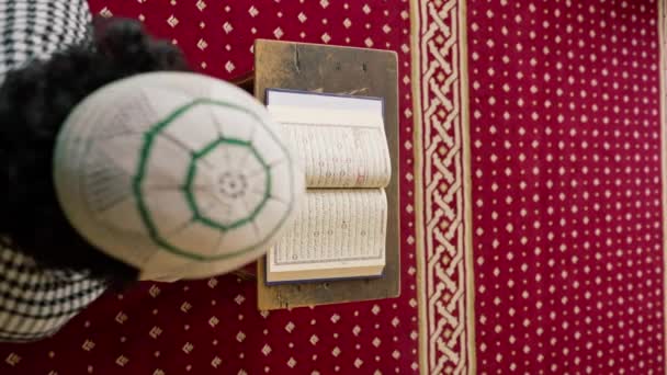 Vista Posterior Hombre Musulmán Solitario Recitando Sagrado Corán Una Mezquita — Vídeo de stock