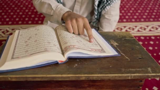 Concepto Oración Islámica Hombre Musulmán Estudia Cuidadosamente Sagrado Corán Reza — Vídeo de stock