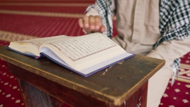 Ein Muslimischer Mann Studiert Sorgfältig Den Koran Und Betet Der — Stockvideo
