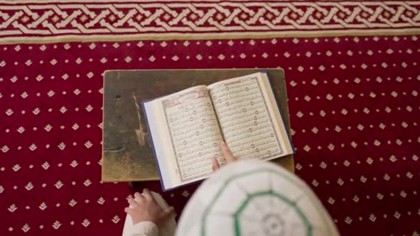 Vista Posterior Hombre Musulmán Solitario Recitando Sagrado Corán Una Mezquita — Vídeos de Stock