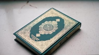 İslam dininin kutsal Kur 'an' ı, İslam camiinin masasında namaz kılmadan önce kapalıdır.
