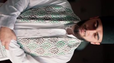 Müslüman bir adamın Ramazan 'da bir İslam tapınağında diz çöküp namaz kıldığı yakın çekim.