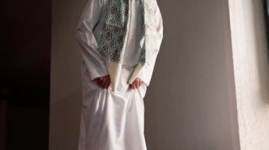 Müslüman adam Ramazan 'da diz çöküp dua ediyor ve İslami tapınaktaki destek ve ruhsal refah için teşekkür ediyor.