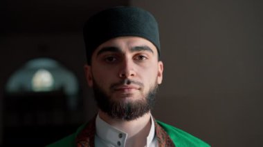 Müslüman bir adamın portresi Ramazan 'da diz çöküp camideki manevi refah ve destek için şükrediyor.