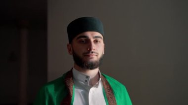 Müslüman bir adamın portresi Ramazan 'da diz çöküp camideki manevi refah ve destek için şükrediyor.