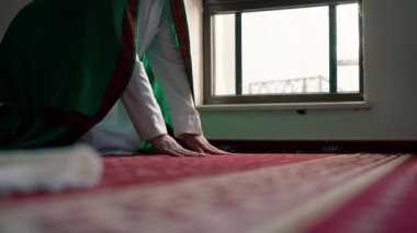 Bir mü 'min, cami camiinin camının kenarında diz çöker, alnını halıya koyar ve Allah' a tevbe eder.