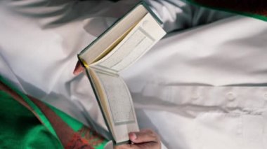 Mescid-i Haram 'da Allah ile birlikte namaz kılan ve Allah' a içten yönelerek inananlar (o müminler), ellerini uzatmışlardır.