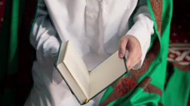 Mescid-i Haram 'da Allah ile birlikte namaz kılan ve Allah' a içten yönelerek inananlar (o müminler), ellerini uzatmışlardır.