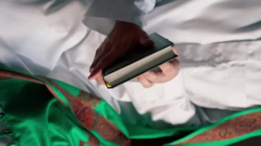 Mescid-i Haram 'da Allah ile birlikte namaz kılan ve Allah' a içten yönelerek inananlar (o müminler), ellerini uzatmışlardır.