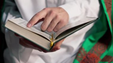 Mescid-i Haram 'da Allah ile birlikte namaz kılan ve Allah' a içten yönelerek inananlar (o müminler), ellerini uzatmışlardır.