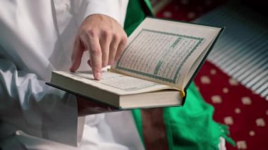 Mescid-i Haram 'da Allah ile birlikte namaz kılan ve Allah' a içten yönelerek inananlar (o müminler), ellerini uzatmışlardır.