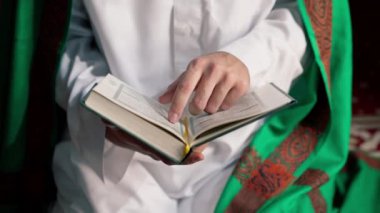 Mescid-i Haram 'da Allah ile birlikte namaz kılan ve Allah' a içten yönelerek inananlar (o müminler), ellerini uzatmışlardır.