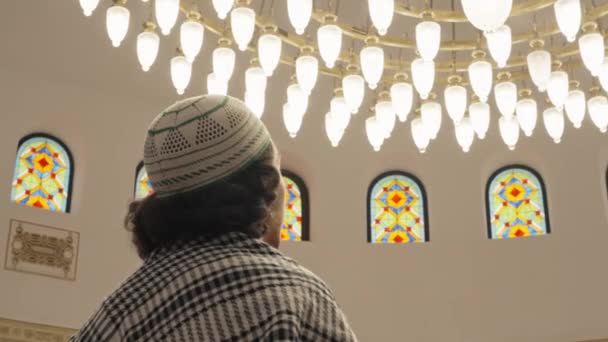 Shot Back Muslim Man Stands Carpet Middle Prayer Hall Mosque — Stock Video