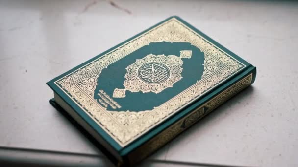 Священный Коран Исламской Религии Закрыт Перед Началом Молитвы Столе Мусульманской — стоковое видео
