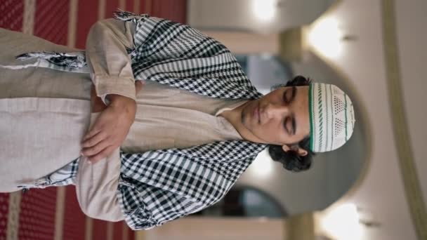 Detailní Portrét Araba Národním Oblečení Který Modlí Sále Mešity Zavřenýma — Stock video