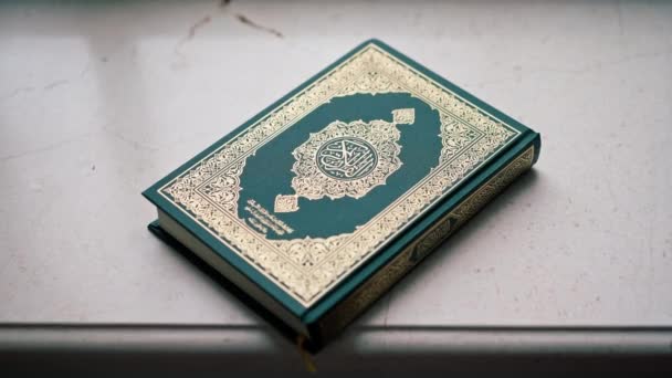 Święty Koran Religii Islamskiej Leży Zamknięty Przed Rozpoczęciem Modlitwy Stole — Wideo stockowe