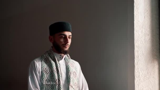 Muslimimies Rukoilee Polvillaan Ramadanissa Kiittää Moskeijan Tuesta Hengellisestä Hyvinvoinnista — kuvapankkivideo
