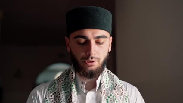 Porträtt Muslim Som Ber Knä Ramadan Och Tackar För Stöd — Stockvideo