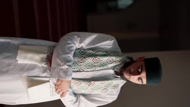 Portret Muzułmanina Modlącego Się Kolanach Ramadan Dziękującego Wsparcie Dobrobyt Duchowy — Wideo stockowe