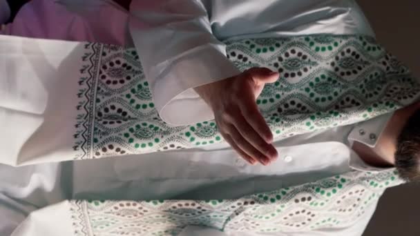 Nahaufnahme Der Hände Eines Muslimischen Mannes Der Während Des Ramadan — Stockvideo