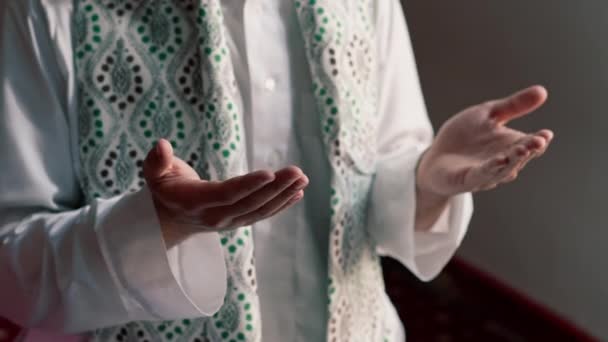 Close Tiro Das Mãos Homem Muçulmano Orando Joelhos Durante Ramadã — Vídeo de Stock
