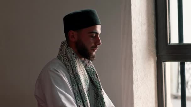 Retrato Hombre Musulmán Orando Rodillas Ramadán Dando Gracias Por Apoyo — Vídeos de Stock