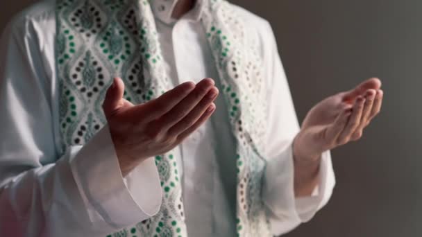 Close Tiro Das Mãos Homem Muçulmano Orando Joelhos Durante Ramadã — Vídeo de Stock