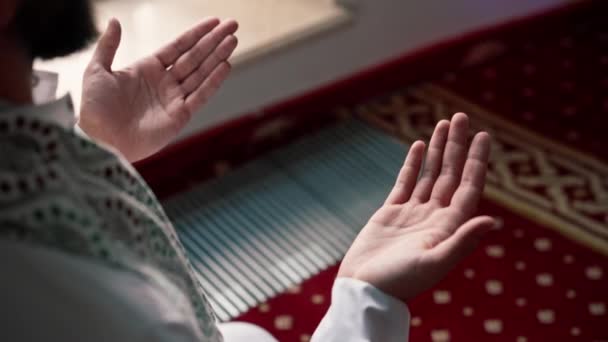 Zbliżenie Ujęcia Rąk Muzułmanina Modlących Się Kolanach Podczas Ramadanu Islamskiej — Wideo stockowe