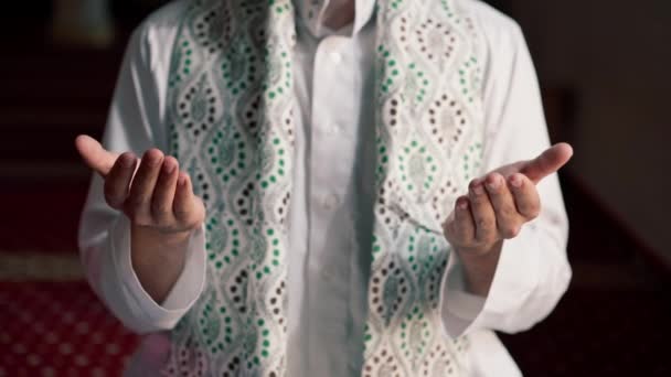 Κοντινό Πλάνο Χέρια Ενός Μουσουλμάνου Προσεύχονται Στα Γόνατά Του Κατά — Αρχείο Βίντεο