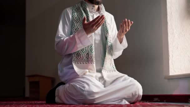 Zbliżenie Ujęcia Rąk Muzułmanina Modlących Się Kolanach Podczas Ramadanu Islamskiej — Wideo stockowe