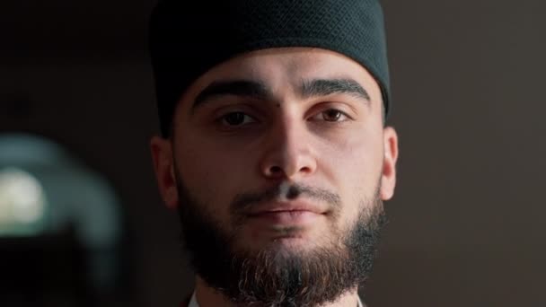 ラマダンでひざまずいて祈っているムスリム男性の肖像画とモスクでのサポートと精神的な幸福に感謝 — ストック動画