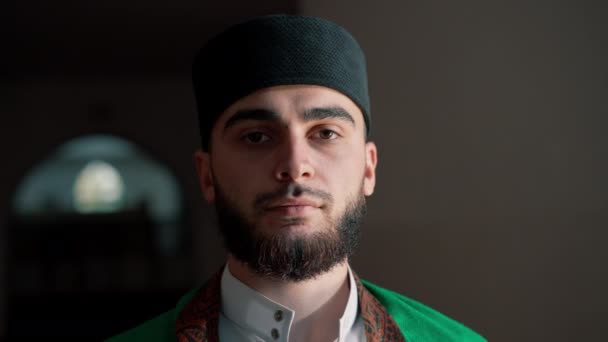 Retrato Hombre Musulmán Orando Rodillas Ramadán Dando Gracias Por Apoyo — Vídeos de Stock