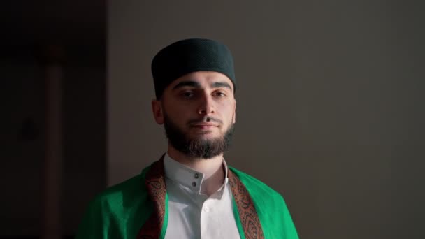 Портрет Мусульманина Який Молиться Коліна Рамадані Дякує Підтримку Духовне Благополуччя — стокове відео