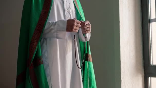 Männliche Hände Eines Islamischen Mannes Mit Einem Rosenkranz Während Des — Stockvideo