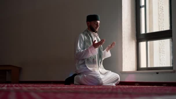 穆斯林男子在斋月跪着祈祷 感谢在伊斯兰庙宇里得到的支持和精神上的幸福 — 图库视频影像
