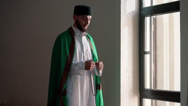Силуэт Арабского Священника Который Стоит Мечети Национальных Одеждах Молится Аллаху — стоковое видео