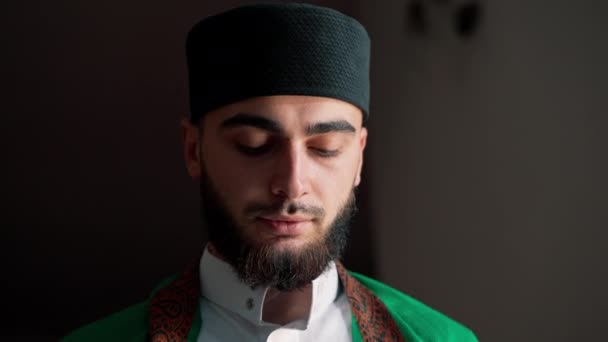Portret Van Een Moslim Die Zijn Knieën Bidt Ramadan Dankt — Stockvideo