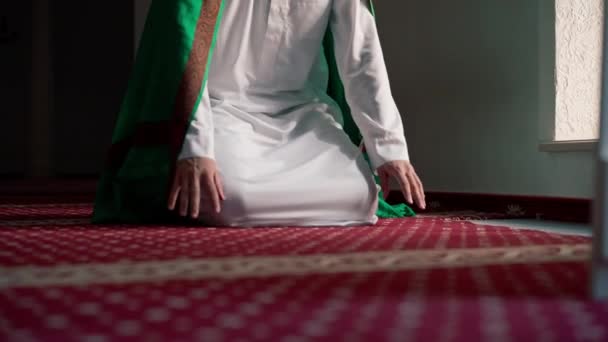 Muzułmanin Modli Się Kolanach Ramadan Dzięki Wsparcie Duchowe Dobro Islamskiej — Wideo stockowe