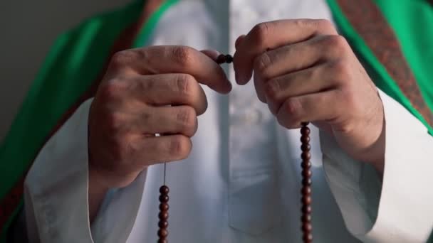 Mężczyzna Ręce Człowieka Islamu Trzymając Różaniec Podczas Modlitwy Nawrócenia Kultu — Wideo stockowe