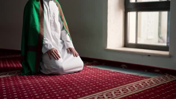 イスラム教徒の男性はラマダンでひざまずいて祈り イスラム寺院でのサポートと精神的な幸福に感謝します — ストック動画