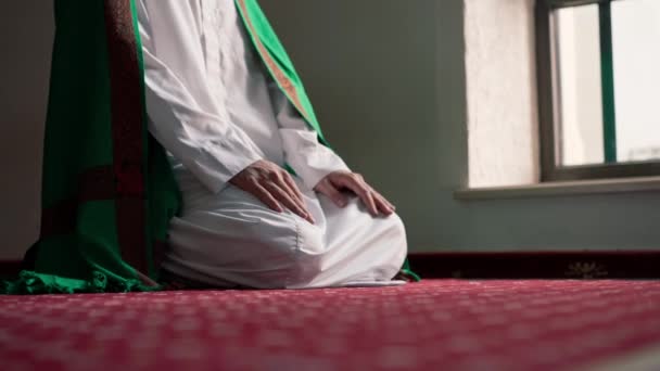 Homem Muçulmano Reza Joelhos Ramadã Obrigado Pelo Apoio Bem Estar — Vídeo de Stock