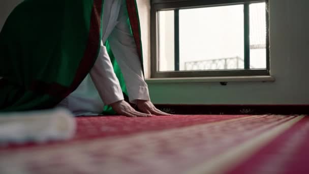 Seorang Muslim Percaya Berdoa Senja Hari Oleh Jendela Masjid Berlutut — Stok Video