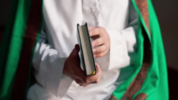 Крупним Планом Руки Мусульманина Який Сидить Колінах Молиться Священним Кораном — стокове відео