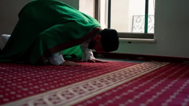一位穆斯林信徒跪在一座清真寺的窗前 在暮色中祈祷 他的额头靠在地毯上 转向真主 — 图库视频影像